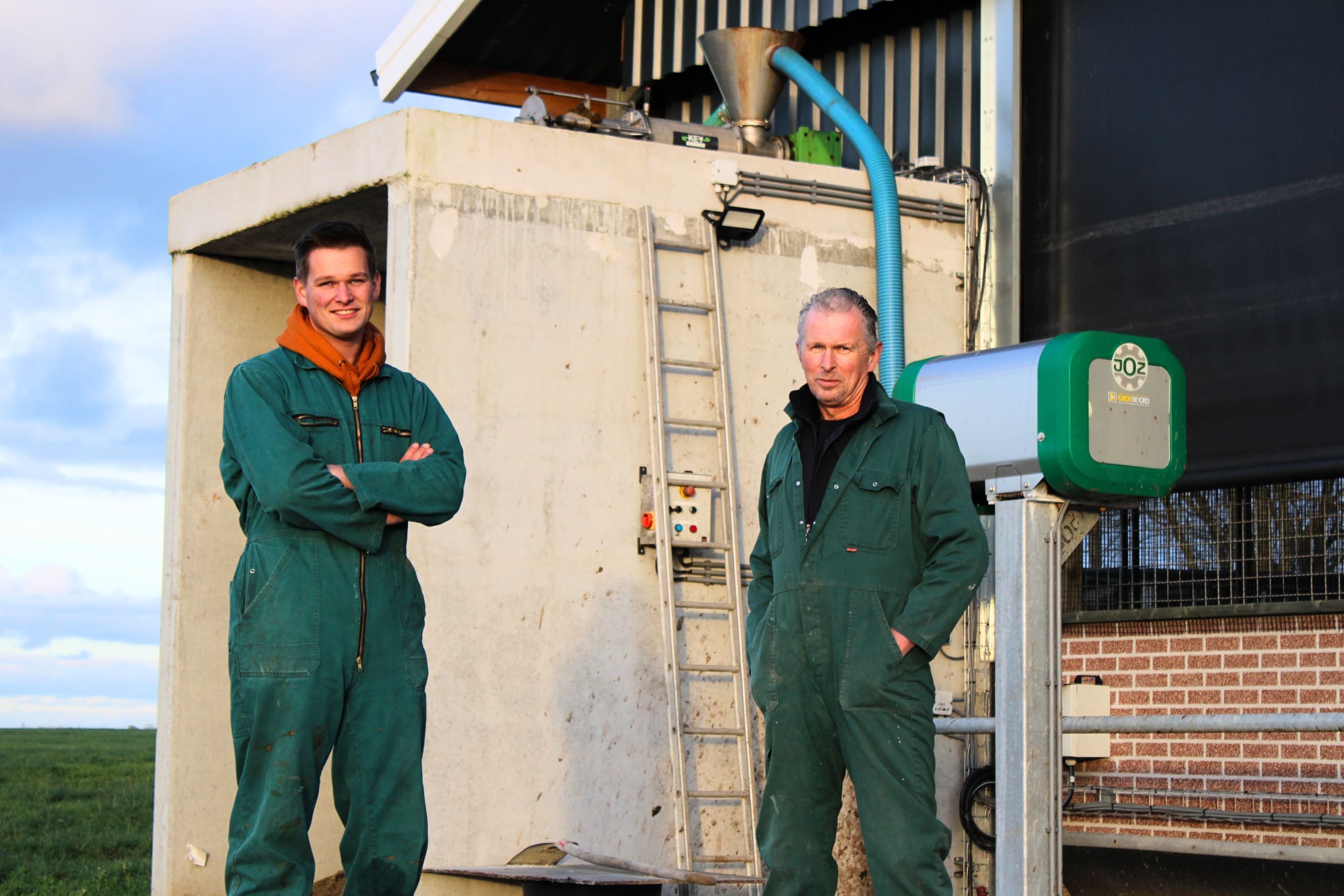 Twee generaties veehouder in één foto: Harry & Martijn Aalfs uit Noordhorn