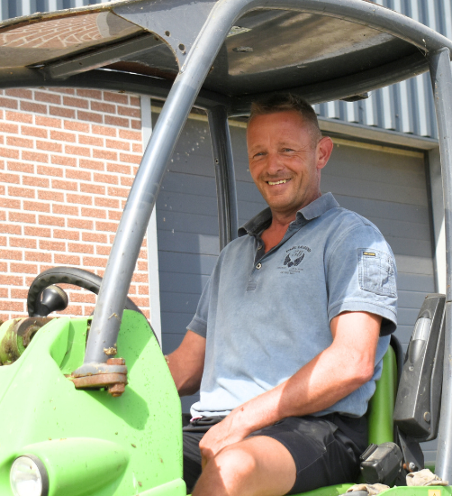 Melkveehouder Henk-Jan Breeuwsma uit Nijland op zijn shovel, klaar om gescheiden mest uit te rijden
