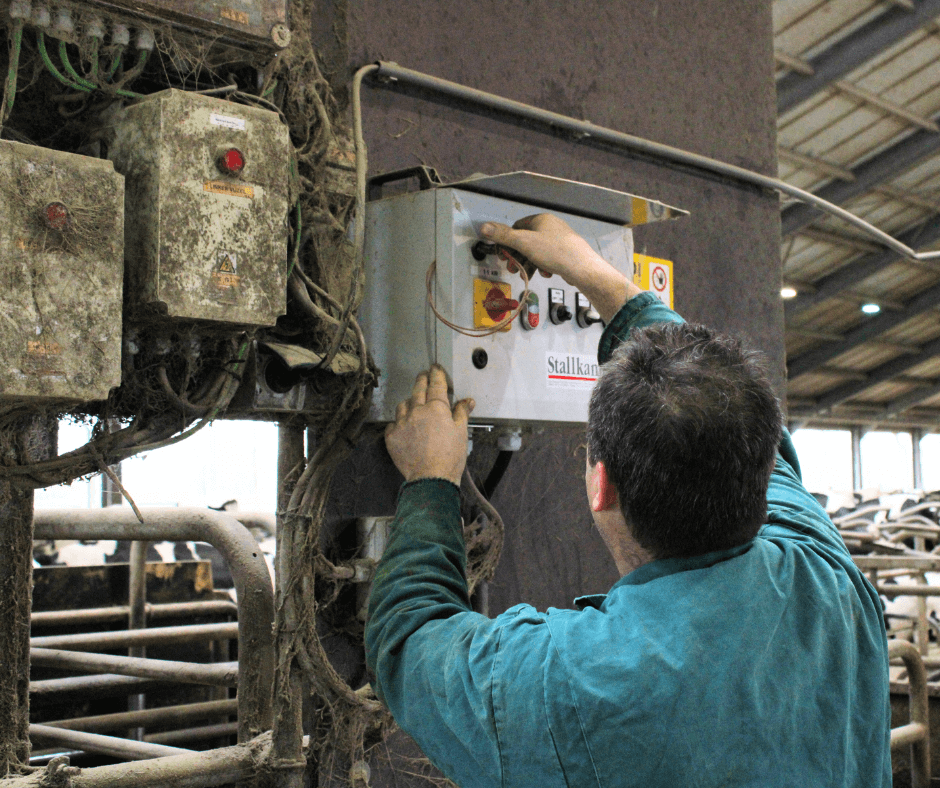 Een van de medewerkers toont de instellingen van een van de drie elektrische mestmixers.