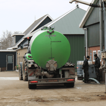 Transport voor mestafzet op een veehouderij in Zuid-Holland