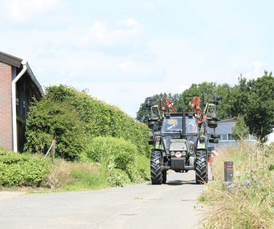 Bert Lemmens komt terug van het gras schudden met de trekker