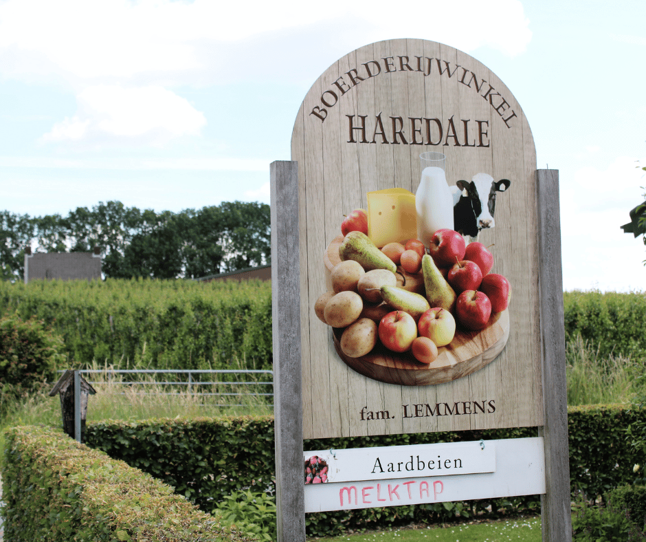 Uithangbord langs de weg van melkveehouderij Haredale in het Zuid-Limburgse Schimmert