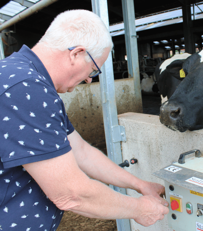 Elektrische mestmixer aanzetten met behulp van de besturingskast